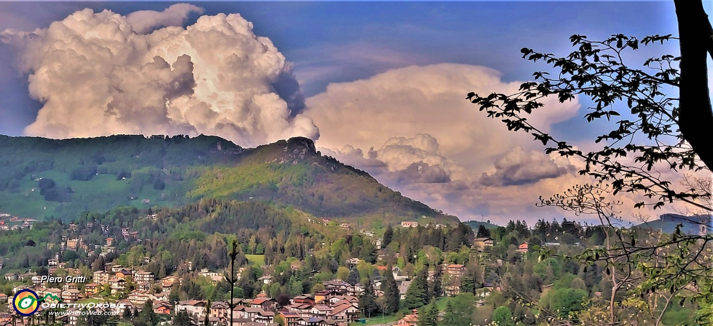 67 Scendendo mi godo lo spettacolo del panorama su Altopiano Selvino-Aviatico con i monti Cornagera e Poieto.jpg